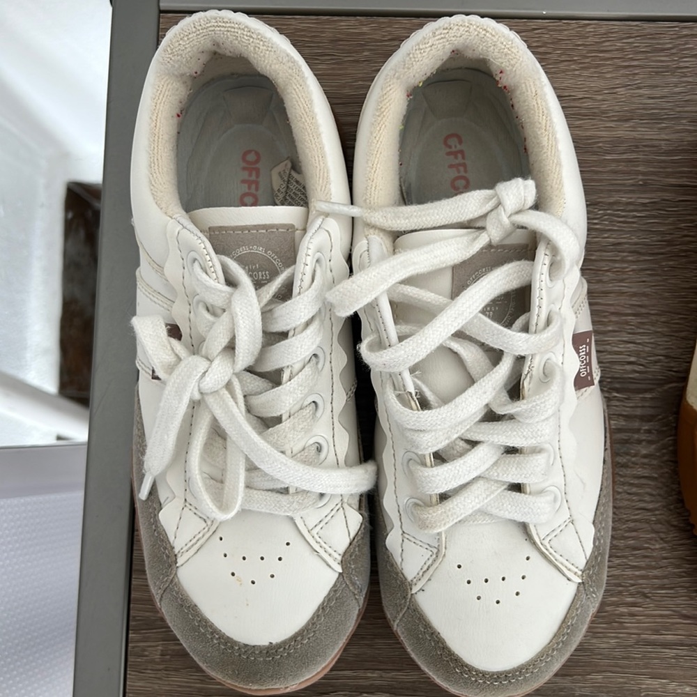 It is an Offcorss brand, it is size 4 and it is white.